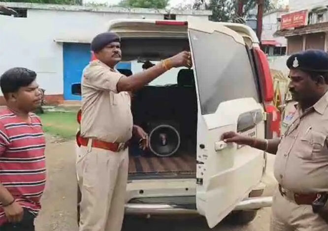 स्टंट कर रहे एक स्कॉर्पियो पर यातायात पुलिस ने लगाया 9 हजार का जुर्माना स्टंट कर रहे एक स्कॉर्पियो पर यातायात पुलिस ने लगाया 9 हजार का जुर्माना
