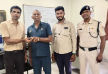 रेल मदद शिकायत पर त्वरित कार्रवाई : 3 लाख मूल्य की सोने की अंगूठी यात्री को सकुशल लौटाई
