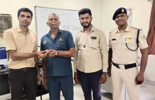 रेल मदद शिकायत पर त्वरित कार्रवाई : 3 लाख मूल्य की सोने की अंगूठी यात्री को सकुशल लौटाई