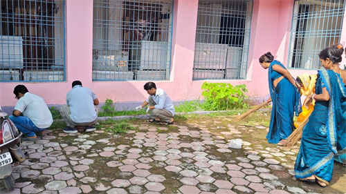 जनपद पंचायत सूरजपुर परिसर में हुआ स्वच्छता श्रमदान का आयोजन