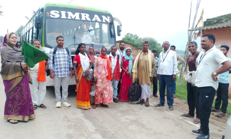 जशपुर से 204 श्रद्धालु प्रभु श्री रामलला दर्शन के लिए अयोध्या रवाना