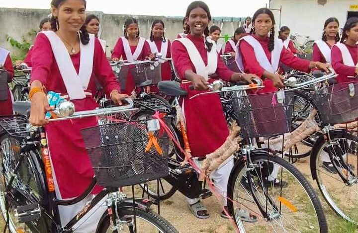 अब नहीं थकेंगे बेटियों के कदम: सरस्वती साइकिल योजना ने दी सपनों को नई रफ्तार, 120 बेटियों को मिली निशुल्क साइकिल अब नहीं थकेंगे बेटियों के कदम: सरस्वती साइकिल योजना ने दी सपनों को नई रफ्तार, 120 बेटियों को मिली निशुल्क साइकिल