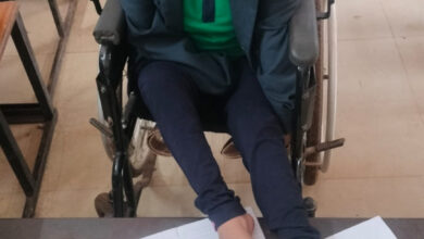 हौसलों की उड़ान, हाथों से दिव्यांग राखी ने पैरों से लिखकर 10वीं बोर्ड परीक्षा में प्रथम श्रेणी हासिल की हौसलों की उड़ान, हाथों से दिव्यांग राखी ने पैरों से लिखकर 10वीं बोर्ड परीक्षा में प्रथम श्रेणी हासिल की