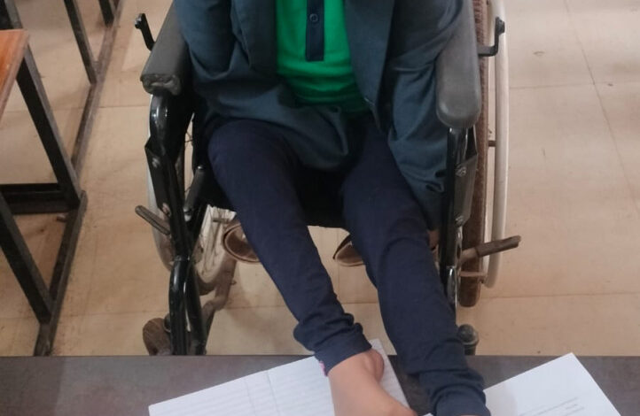 हौसलों की उड़ान, हाथों से दिव्यांग राखी ने पैरों से लिखकर 10वीं बोर्ड परीक्षा में प्रथम श्रेणी हासिल की हौसलों की उड़ान, हाथों से दिव्यांग राखी ने पैरों से लिखकर 10वीं बोर्ड परीक्षा में प्रथम श्रेणी हासिल की