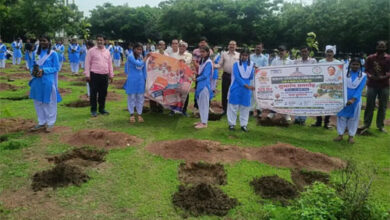 टेकारी में शाला परिवार के साथ जनप्रतिनिधियों ने किया खेल मैदान में वृक्षारोपण टेकारी में शाला परिवार के साथ जनप्रतिनिधियों ने किया खेल मैदान में वृक्षारोपण