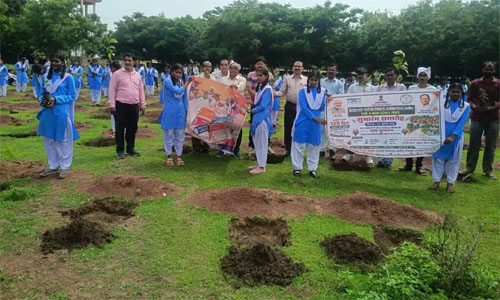 टेकारी में शाला परिवार के साथ जनप्रतिनिधियों ने किया खेल मैदान में वृक्षारोपण