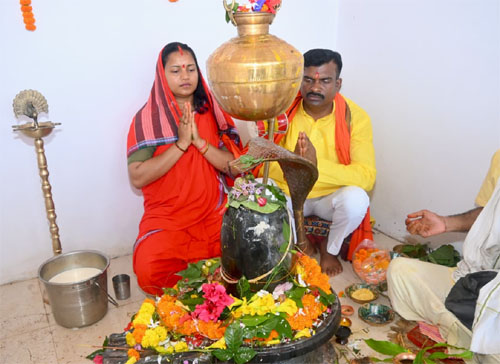 मंत्री राजवाड़े गृह ग्राम बीरपुर में कांवड़ यात्रा में हुईं शामिल, भगवान शिव का किया रुद्राभिषेक