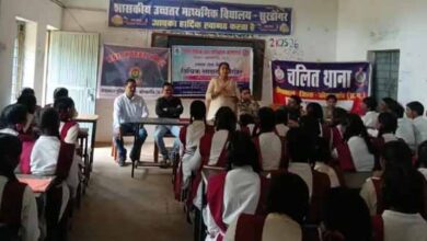 केशकाल पुलिस ने छात्र-छात्राओं व शिक्षकों को किया जागरूक केशकाल पुलिस ने छात्र-छात्राओं व शिक्षकों को किया जागरूक