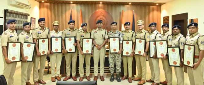 नक्सल मोर्चे पर उत्कृष्ट सेवा के लिए दंतेवाड़ा के 14 पुलिस अधिकारी सम्मानित नक्सल मोर्चे पर उत्कृष्ट सेवा के लिए दंतेवाड़ा के 14 पुलिस अधिकारी सम्मानित