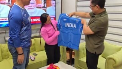 गोल्डन गर्ल मीराबाई चानू ने की केंद्रीय मंत्री किरेन रिजिजू से खास मुलाकात, खिलाड़ियों द्वारा साइन की गई जर्सी भेंट की