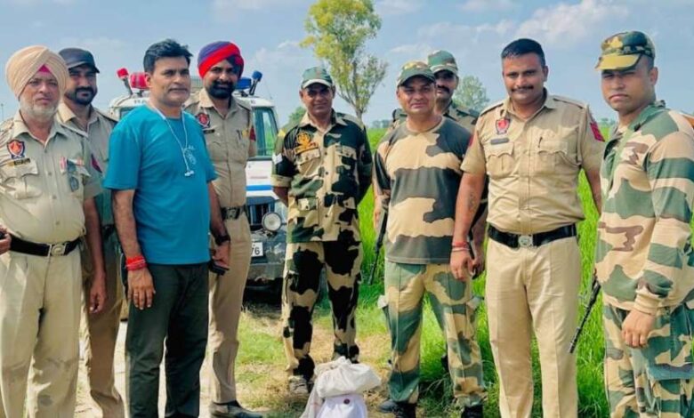बॉर्डर पर पाकिस्तान की ड्रोन साजिश नाकाम, हथियारों की खेप बरामद बॉर्डर पर पाकिस्तान की ड्रोन साजिश नाकाम, हथियारों की खेप बरामद