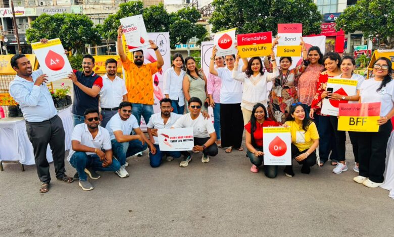 एक रक्तदान , दोस्ती के नाम ! 40 से अधिक लोगो ने रक्तदान करने दोस्ती की मिसाल पेश की एक रक्तदान , दोस्ती के नाम ! 40 से अधिक लोगो ने रक्तदान करने दोस्ती की मिसाल पेश की
