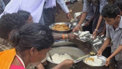 दिव्यांग भृत्य ने अपने 10 वर्ष के कार्यकाल की स्मृति में बच्चों को कराया न्योता भोज